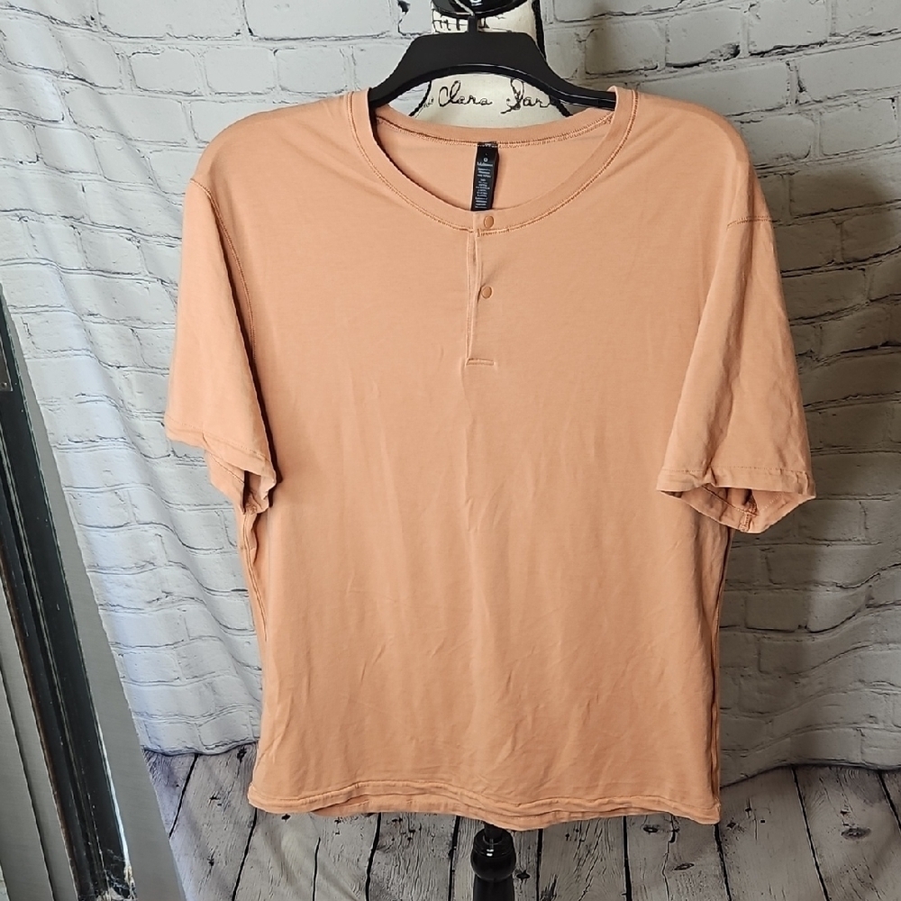 Lululemon Men's 5 Year Basic Short Sleeve Henley Sedona Sun Color Size L